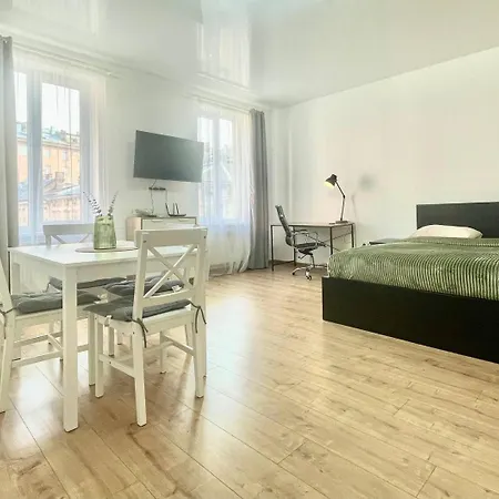 на куліша 3, сучасні біля оперного *