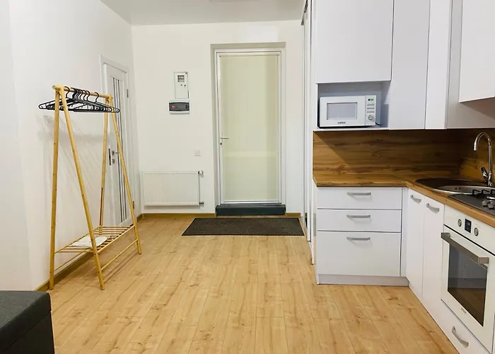 на куліша 3, сучасні біля оперного * Λβιβ