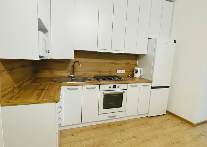 на куліша 3, сучасні біля оперного Λβιβ