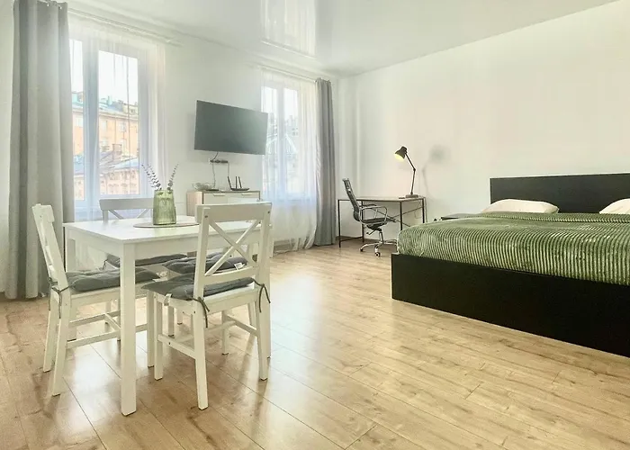 на куліша 3, сучасні біля оперного *